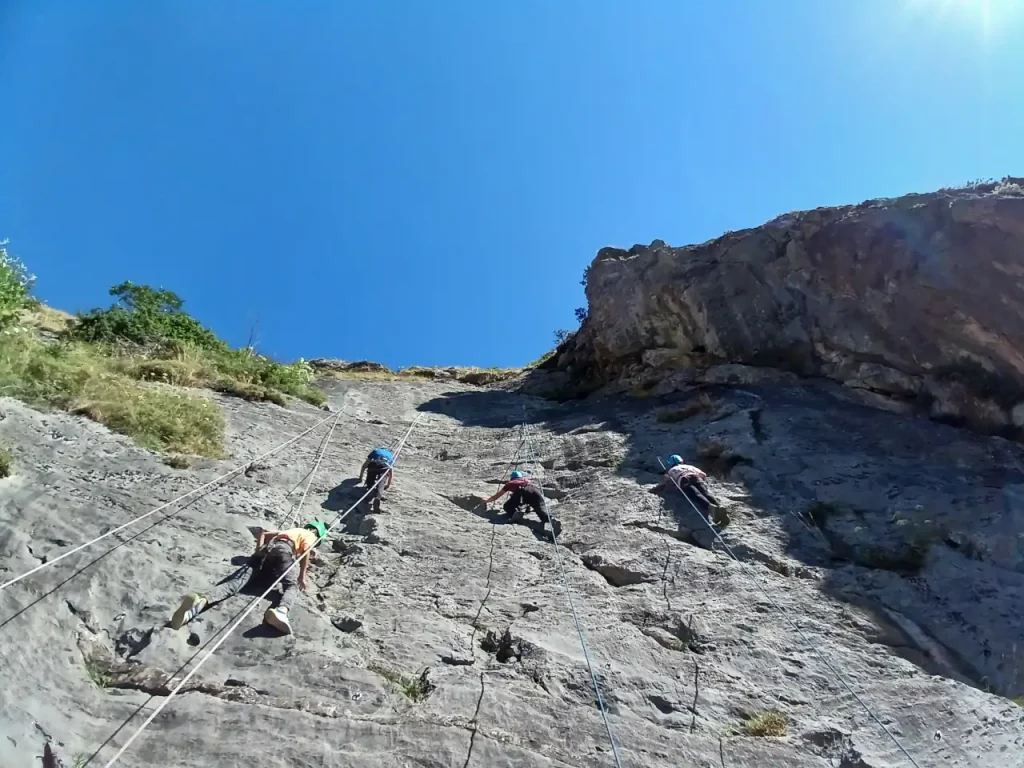 initiation Escalade Hautes-Pyrénées, photo de grimpeurs débutants en escalade dans les Hautes Pyrénées encadrés par un guide de haute montagne.