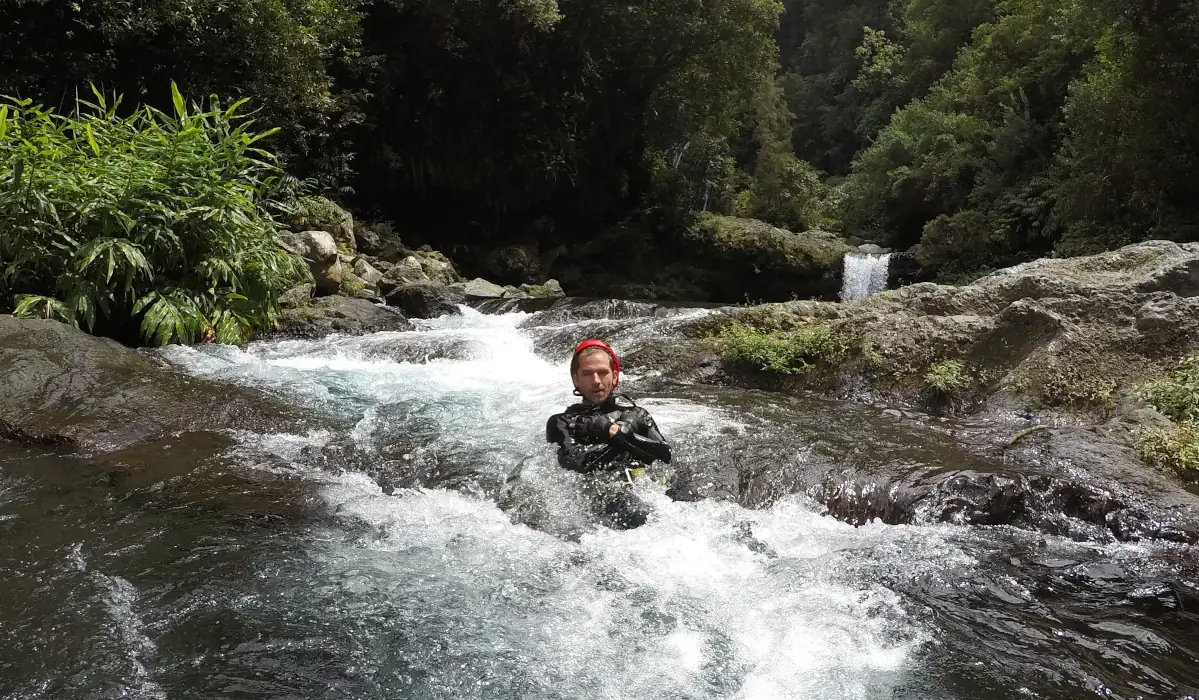 Canyoning près de Saint Lary dans les Hautes Pyrénées. Un canyoneur descend un toboggan.