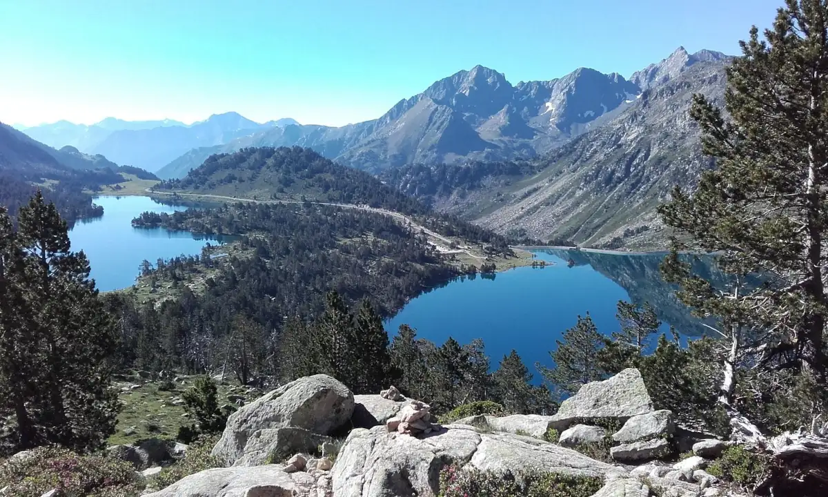 Randonnée dans la réserve naturelle du Néouvielle à Saint-Lary, vue sur les lacs d'Aumar et Aubert.